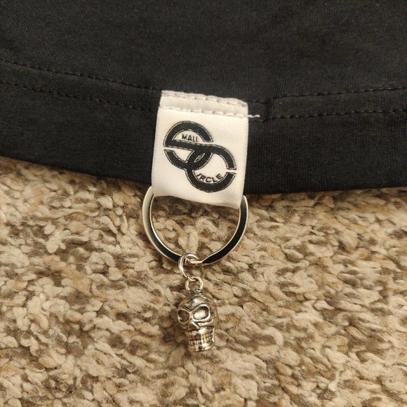 Small Circles Women's Graphic T-shirt Short Sleeve Size L Black Crewneck. - Picture 4 of 6